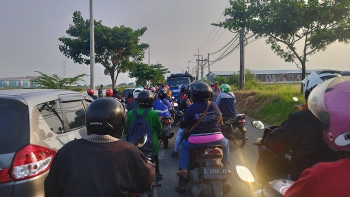 Jalan Depan TPA Pakal Arah Gresik-Benowo Macet Parah