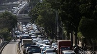 Banyaknya volume kendaraan menjadi penyebab kemacetan di Jalan Gatot Subroto.
