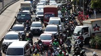 Kepadatan kendaraan terjadi pada jam pulang kerja.