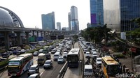 Tampak seluruh lajur di Jalan Gatot Subroto arah Cawang dipenuhi kendaraan.