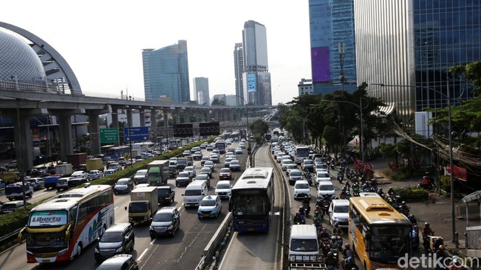 Kendaraan mengalami kemacetan di Jalan Gator Subroto dan tol dalam kota, Jakarta, Jumat (10/3/2023). Berdasarkan pantauan pukul 16.30 kemacetan terjadi dikedua arah baik arah cawang maupun semanggi. Hal ini karena banyaknya volume kendaraan saat jam pulang kantor.