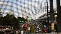 Kendaraan sesekali berhenti dan kembali melaju dengan kecepatan rendah.