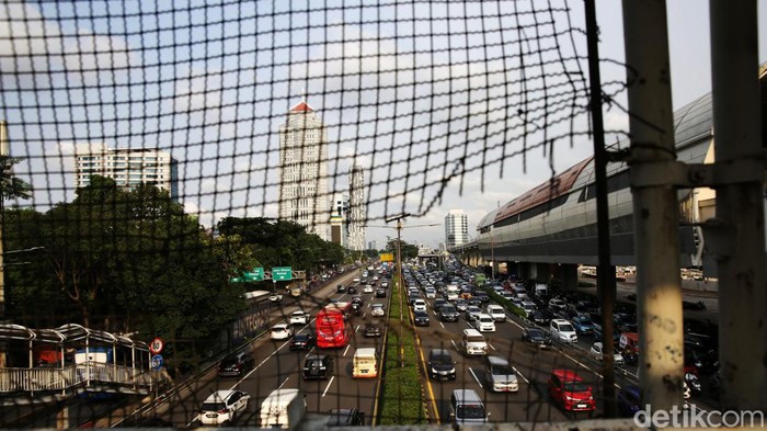 Kendaraan mengalami kemacetan di Jalan Gator Subroto dan tol dalam kota, Jakarta, Jumat (10/3/2023). Berdasarkan pantauan pukul 16.30 kemacetan terjadi dikedua arah baik arah cawang maupun semanggi. Hal ini karena banyaknya volume kendaraan saat jam pulang kantor.