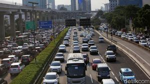 Jalan Gatot Subroto dan Tol Dalam Kota Macet Dua Arah Sore Ini