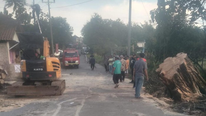 Jalan Sambi-Simo Boyolali yang sempat tertutup pohon tumbang kini sudah bisa dilalui. Foto diunggah Jumat (10/3/2023).