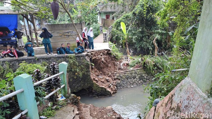 Jembatan di Sukabumi ambruk.