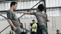 Joe memilih berlari di treadmill selama 20 menit untuk mendorong VO2 max, yaitu tingkat maksimum oksigen yang dapat digunakan tubuh selama berolahraga. Latihan ini menghasilkan pemanasan yang baik dan membakar banyak kalori. (Foto: Instagram @joe_taslim)