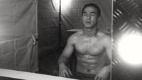 Sebagai aktor laga, Joe Taslim harus menjaga kesehatan agar tubuh tetap bugar dan mudah melakukan adegan berbahaya. Dikutip dari Mens Health, training yang dijalani Joe sangat sederhana dan tidak menggunakan peralatan. (Foto: Instagram @joe_taslim)