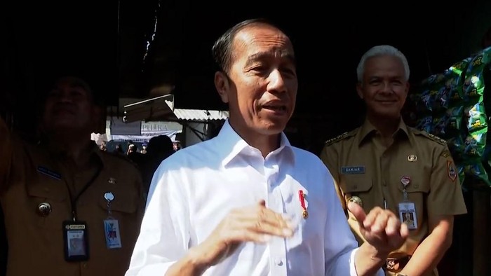 Presiden Joko Widodo (Jokowi) meninjau Pasar Mendenrejo, Blora, Jawa Tengah jelang Ramadan. Jokowi menyebut harga-harga di pasar tersebut stabil.