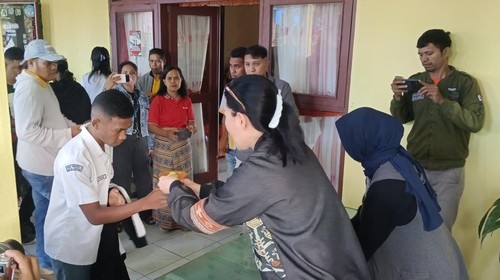 Julie Laiskodat saat memberikan makanan dan minuman berbahan dasar pangan lokal kepada siswa SMAN 6, Kota Kupang, NTT, Jumat (10/3/2023).