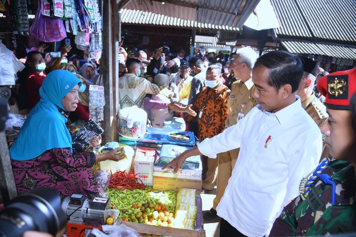 Kala Jokowi Beli Cabai 5 Kg di Pasar Mendenrejo (Rusman/Biro Pers Sekretariat Presiden)