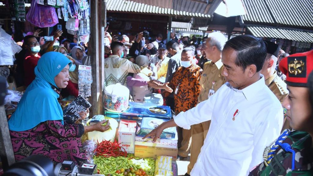 Kala Jokowi Beli Cabai 5 Kg di Pasar Mendenrejo Blora