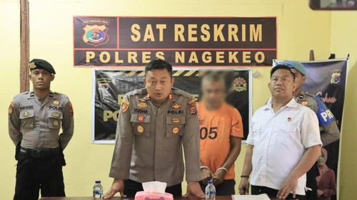Kapolres Nagekeo AKBP Yudha Pranata didampingi Kasat Reskrim Iptu Rifai saat keterangan pers penetapan oknum polisi tersangka penipuan tes masuk calon bintara Polri.(Istimewa)