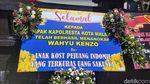 Sederet Pesan Ngenes di Karangan Bunga Korban Penipuan Wahyu Kenzo
