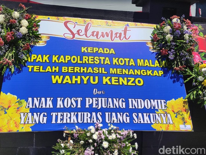 Karangan bunga kocak korban Wahyu Kenzo