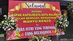 Sederet Pesan Ngenes di Karangan Bunga Korban Penipuan Wahyu Kenzo