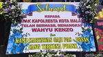 Sederet Pesan Ngenes di Karangan Bunga Korban Penipuan Wahyu Kenzo