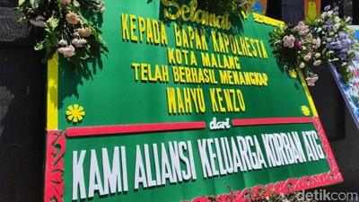 Sederet Pesan Ngenes di Karangan Bunga Korban Penipuan Wahyu Kenzo