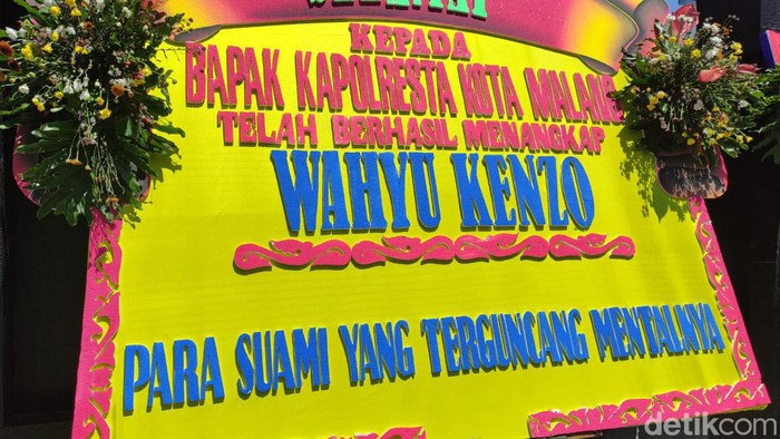 Karangan bunga kocak korban Wahyu Kenzo Karangan bunga kocak korban Wahyu Kenzo