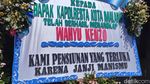 Sederet Pesan Ngenes di Karangan Bunga Korban Penipuan Wahyu Kenzo