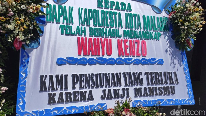Karangan bunga kocak korban Wahyu Kenzo Karangan bunga kocak korban Wahyu Kenzo