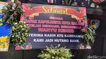 Sederet Pesan Ngenes di Karangan Bunga Korban Penipuan Wahyu Kenzo
