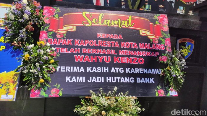 Karangan bunga kocak korban Wahyu Kenzo Karangan bunga kocak korban Wahyu Kenzo