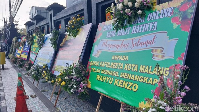 Karangan bunga wahyu kenzo