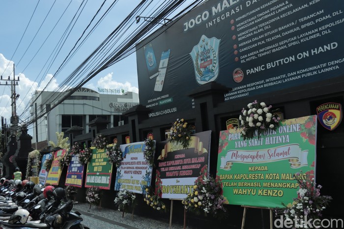Karangan wahyu di Polresta Malang Kota dari korban Crazy Rich Wahyu Kenzo