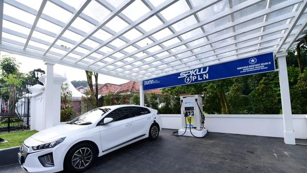 Kasetpres Resmikan SPKLU PLN di Istana Bogor