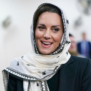 Berkunjung ke Muslim Centre, Kate Middleton Tampil Cantik Berkerudung