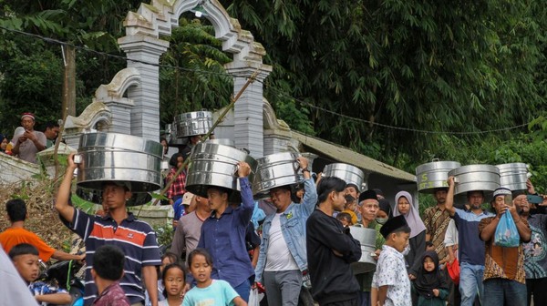 Sejumlah warga membawa tenong untuk mengikuti Tradisi Sadranan di kaki Gunung Merapi, Desa Sukabumi, Cepogo, Boyolali, Jawa Tengah, Kamis (9/3/2023).   