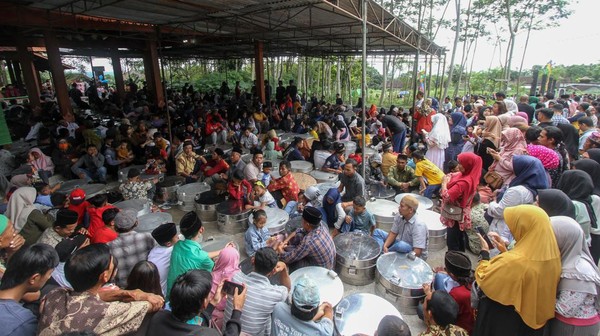 Menurut warga setempat, Sadranan di Desa Sukabumi diperkirakan sudah ada sejak sekitar tahun 1.500.  