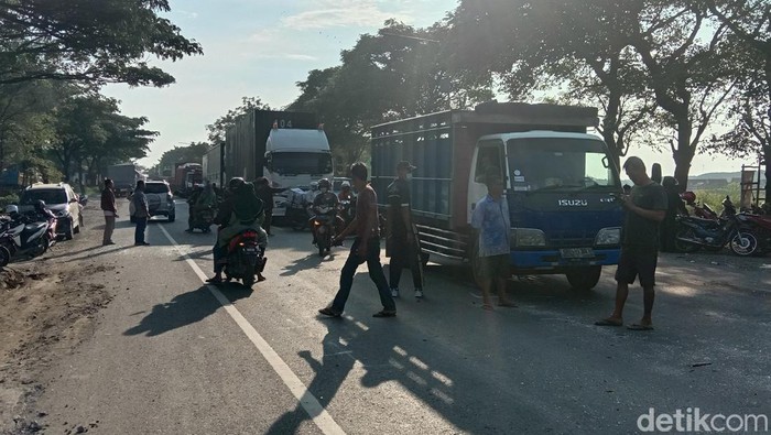 Kemacetan imbas kecelakaan di Pantura Rembang, Jumat (10/3/2023). Foto diambil pukul 16.30 WIB.