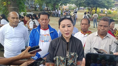 Ketua DPW NasDem Bali Julie Laiskodat di SMAN 6 Kota Kupang, NTT Jumat (10/3/2023). Julie menyampaikan suaminya, Viktor Laiskodat, tidak akan maju di Pilgub NTT mendatang.