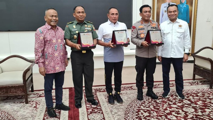 Ketum PWI Pusat Memberikan Penghargaan untuk Gubsu, Kapoldasu dan Pangdam 1/BB