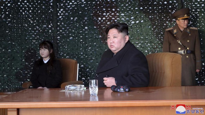 Kim Jong Un Awasi Uji Coba Rudal, Perintah Intensifkan Latihan Perang In this photo provided by the North Korean government, North Korean leader Kim Jong Un, with his daughter, inspects what it says is an artillery drill at an undisclosed location in North Korea, Thursday, March 9, 2023. Independent journalists were not given access to cover the event depicted in this image distributed by the North Korean government. The content of this image is as provided and cannot be independently verified. Korean language watermark on image as provided by source reads:
