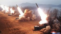 Foto-foto yang dirilis pada Jumat (10/3) oleh kantor berita resmi Korut, KCNA menunjukkan setidaknya enam rudal ditembakkan oleh unit artileri Hwasong, yang disebut dilatih untuk misi serangan.  