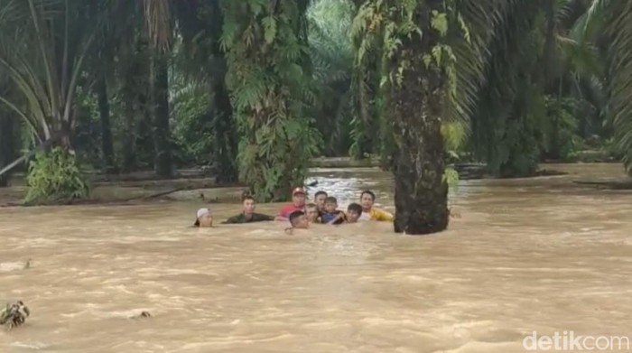 Kondisi banjir di Sumatera Barat.