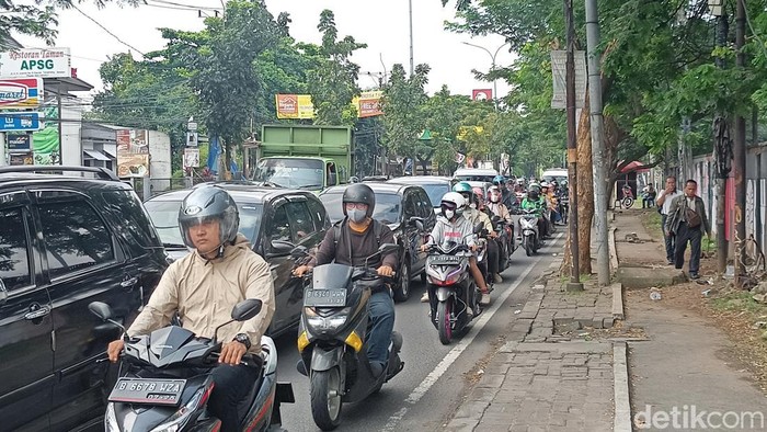 Kondisi lalu lintas di Jalan Insinyur H Juanda, Ciputat, Tangerang Selatan, menuju Jakarta macet pagi ini. Warga berharap dibangunnya jembatan layang (flyover). (Adrial A/detikcom)