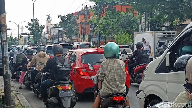 Kondisi lalu lintas di Jalan Insinyur H Juanda, Ciputat, Tangerang Selatan, menuju Jakarta macet pagi ini. Warga berharap dibangunnya jembatan layang (flyover). (Adrial A/detikcom)