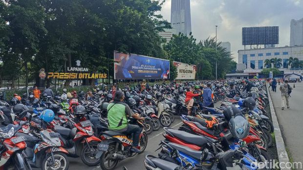 Kondisi parkiran di Polda Metro saat pelaksanaan car free day, Jumat (10/3/2023) pagi.
