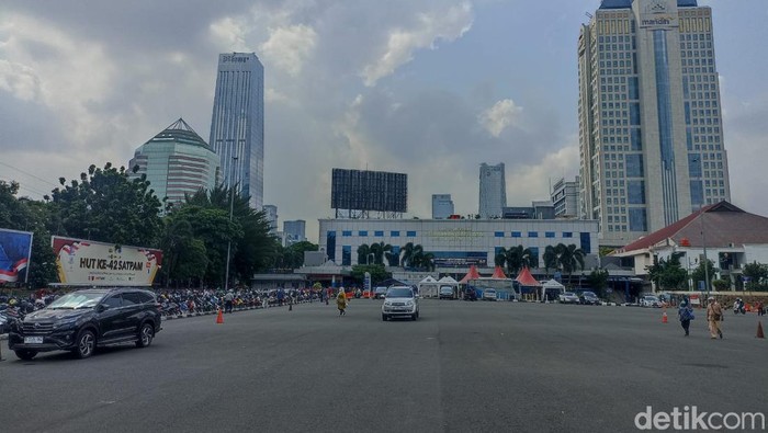 Kondisi parkiran di Polda Metro saat pelaksanaan car free day, Jumat (10/3/2023) pagi.