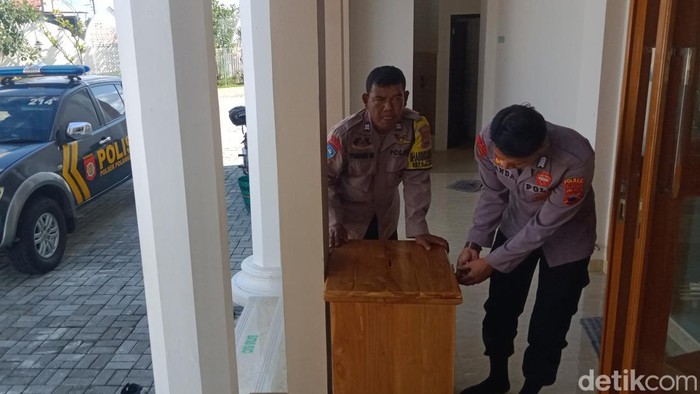 Personel Polsek Polanharjo, Klaten mengecek kotak infak yang dikuras.