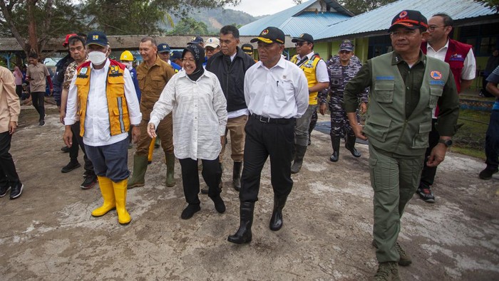 Kunjungan Tiga Menteri Ke Lokasi Pengungsian Korban Longsor di Serasan Menko PMK Muhadjir Effendy (tengah) bersama Kepala Badan Nasional Penanggulangan Bencana (BNPB) Letjen TNI Suharyanto (kiri) dan Bupati Natuna Wan Siswandi (kanan) mengecek bantuan di posko penampungan logistik bantuan korban tanah longsor Kecamatan Serasan, Kabupaten Natuna, Kepulauan Riau, Jumat (10/3/2023). Kunjungan tersebut terkait rencana relokasi sebanyak 100 kepala keluarga (KK) yang terdampak guna mengurangi resiko bencana tanah longsor sekaligus memberikan bantuan kepada mereka. ANTARA FOTO/Teguh Prihatna/tom.