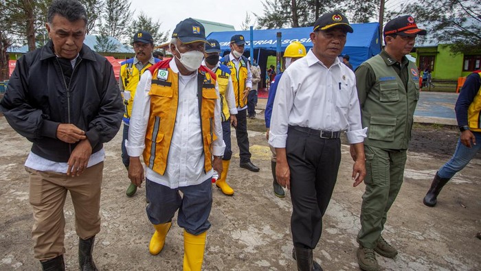 Menko PMK Muhadjir Effendy (tengah) bersama Kepala Badan Nasional Penanggulangan Bencana (BNPB) Letjen TNI Suharyanto (kiri) dan Bupati Natuna Wan Siswandi (kanan) mengecek bantuan di posko penampungan logistik bantuan korban tanah longsor Kecamatan Serasan, Kabupaten Natuna, Kepulauan Riau, Jumat (10/3/2023). Kunjungan tersebut terkait rencana relokasi sebanyak 100 kepala keluarga (KK) yang terdampak guna mengurangi resiko bencana tanah longsor sekaligus memberikan bantuan kepada mereka. ANTARA FOTO/Teguh Prihatna/tom.