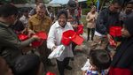 Momen Tiga Menteri Jokowi Kunjungi Korban Longsor Natuna