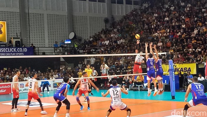 Laga Jakarta Lavani Allo Bank melawan Jakarta Bhayangkara Presisi, pada seri ketiga final four PLN Mobile Proliga 2023 di Gor Sritex Arena, Kota Solo, Jumat (10/3/2023)