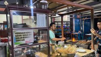 Jika penasaran dengan sate matang, bisa mampir ke restoran Sate Matang D’wan yang ada di Blang Cut, Kota Banda Aceh. Berdiri sejak 32 tahun lalu, tempat makan ini tak pernah sepi dari pengunjung. Foto: detikFood
