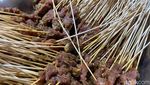 Lamaknyo! Sate Sapi Khas Desa Matang yang Disiram Bumbu Kacang Pedas Gurih
